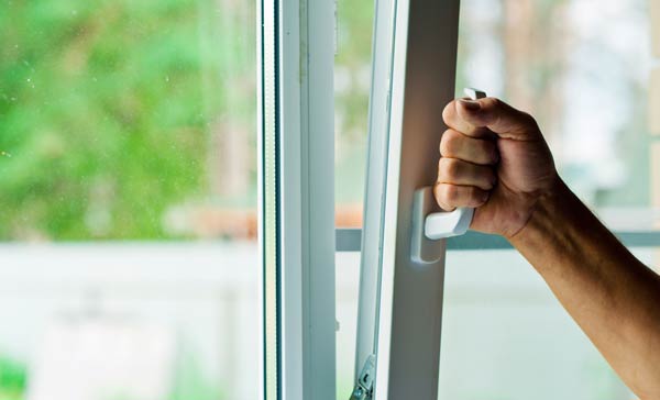 Aprire le finestre per cambiare aria in casa