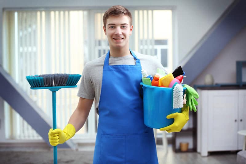 come organizzare le pulizie di casa settimanali pulire i pavimenti