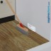 Accompagnamento bricione, sporco e polveri a pavimento con scopa verso bocchetta aspirante battiscopa installata a parete, Vacmic bianca